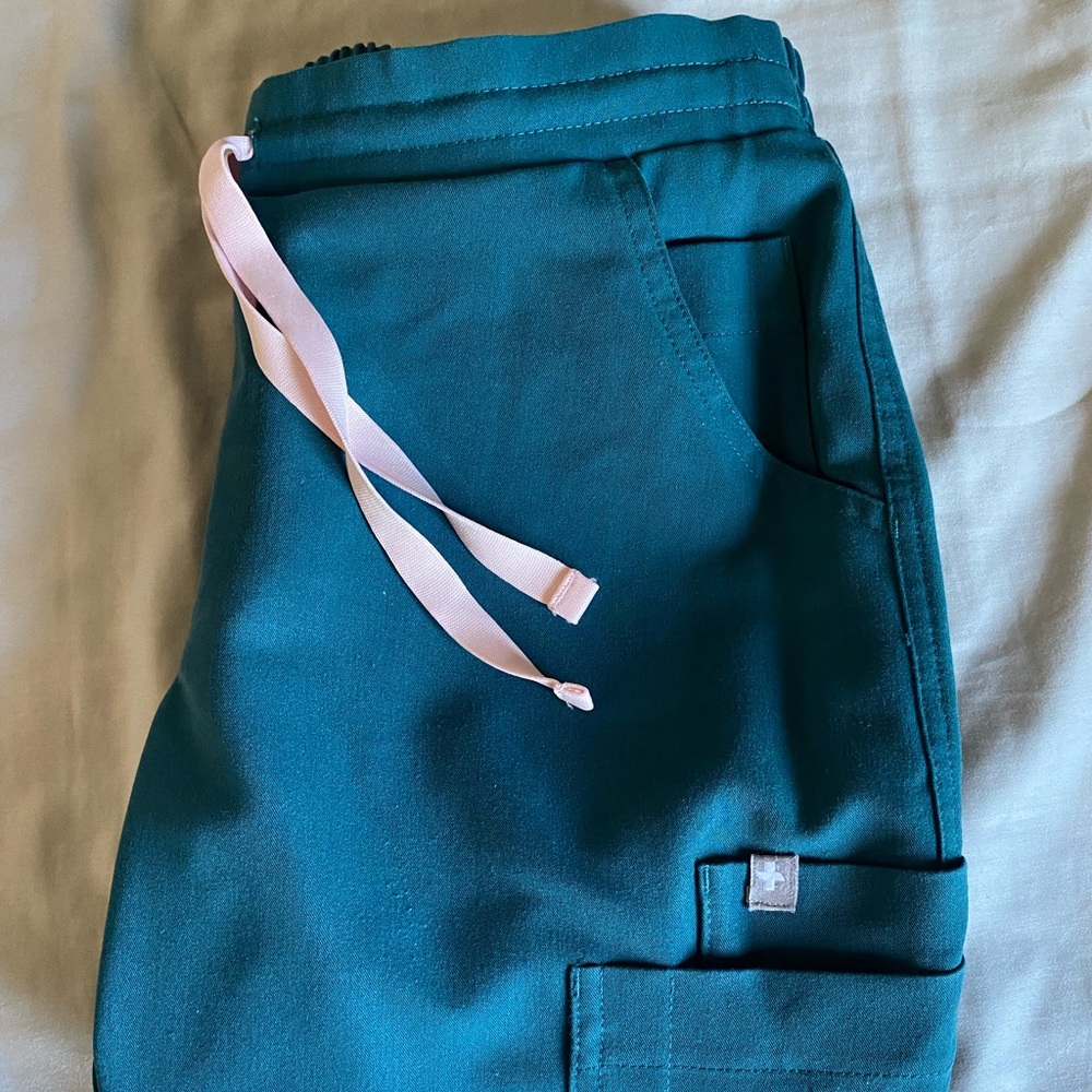 Figs scrub pants. XXS, petite pants Yola skinny pants. Caribbean blue color.